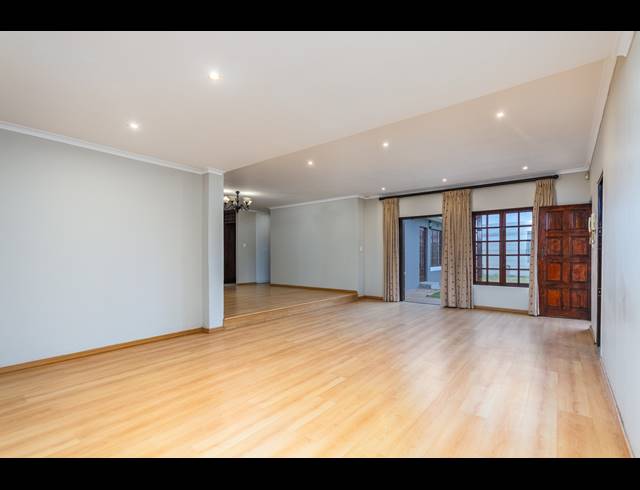 4 BEDROOM HOUSE FOR SALE IN BLOUBERG SANDS